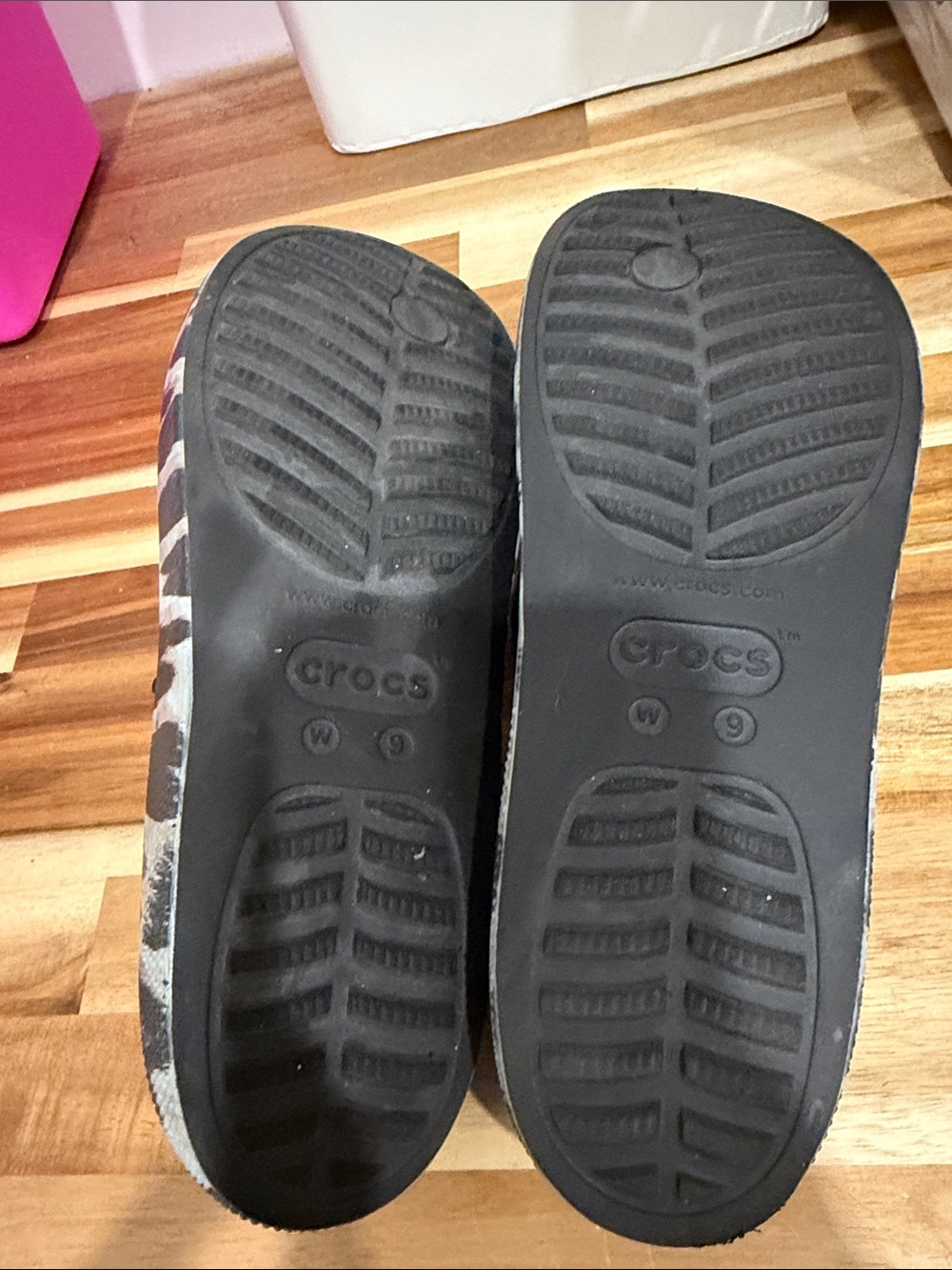 CROCS Women’s Black and Gray Patterned Flip Flops - Picture 4 of 4